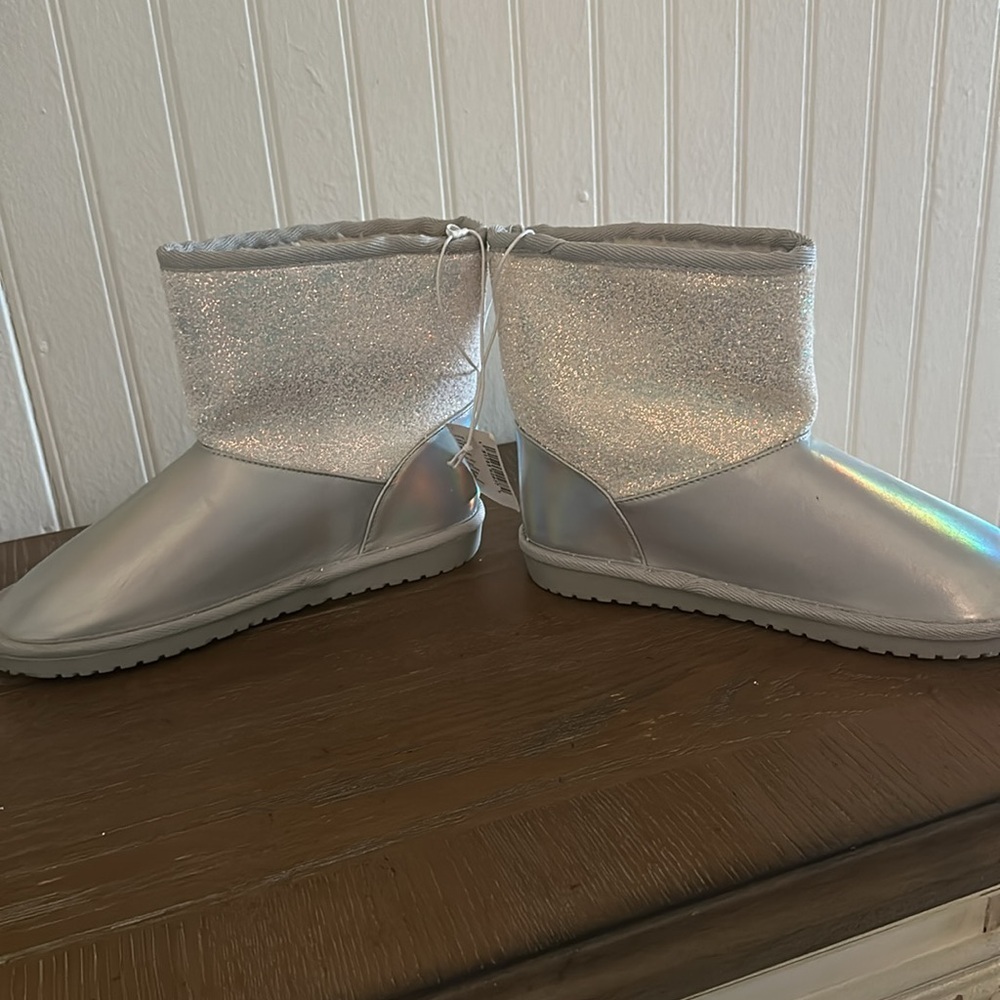 The Childrens Place Sz 5 Y Chalet Boots Faux Fur Lined Silver Holographic Emoji - Picture 14 of 15